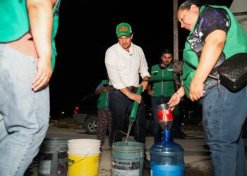 Recorre Memo Ruiz colonias con pipas para apoyar a familias sin agua.