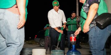 Recorre Memo Ruiz colonias con pipas para apoyar a familias sin agua.