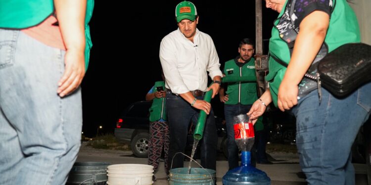 Recorre Memo Ruiz colonias con pipas para apoyar a familias sin agua.