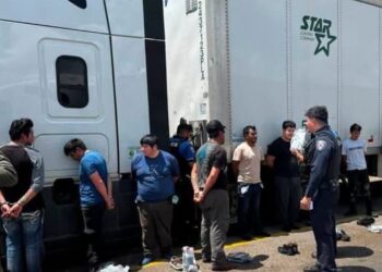 Localizan a 10 migrantes dentro de un tráiler en Donna, Texas.