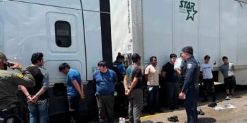 Localizan a 10 migrantes dentro de un tráiler en Donna, Texas.