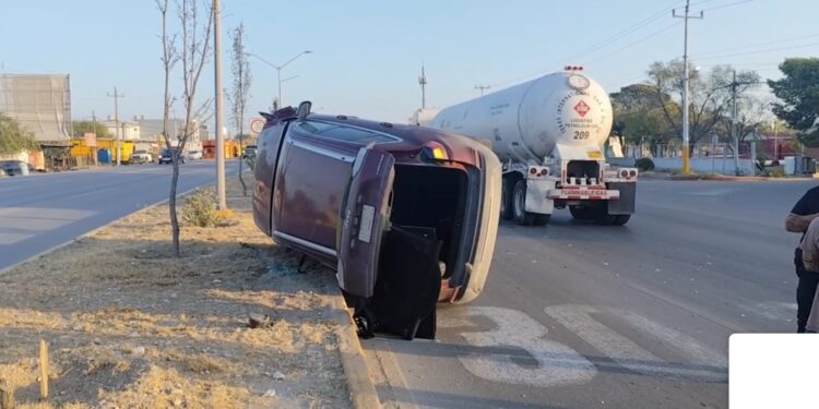 Accidente de una Jeep Cherokee sobre el Par Vial Román Cepeda.