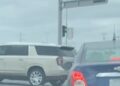 La unidad blindada oficial fue captada realizando una vuelta en “U” sobre el bulevar Pérez Treviño, en un punto donde la maniobra está prohibida.