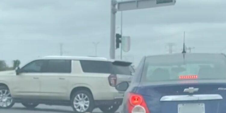 La unidad blindada oficial fue captada realizando una vuelta en “U” sobre el bulevar Pérez Treviño, en un punto donde la maniobra está prohibida.