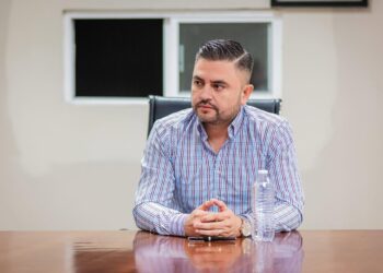 Investigan a contralor por presunta resolución contraria a la ley.