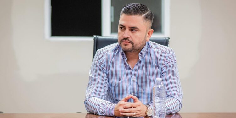 Investigan a contralor por presunta resolución contraria a la ley.