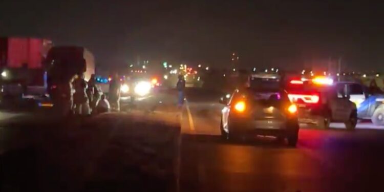 Mueren dos personas en choque entre camioneta y autobús Senda en Piedras Negras.