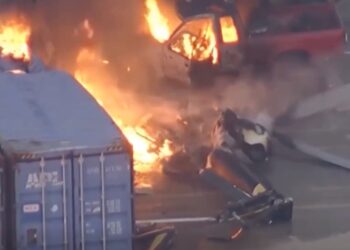 Se estrella helicóptero de noticias en Los Ángeles; mueren tres.