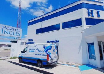 El trabajador fue trasladado en una unidad de Obras Públicas al Hospital Inglés tras sufrir la descarga eléctrica.