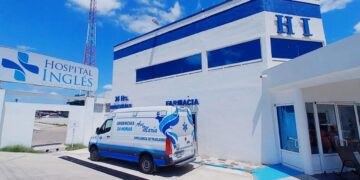 El trabajador fue trasladado en una unidad de Obras Públicas al Hospital Inglés tras sufrir la descarga eléctrica.