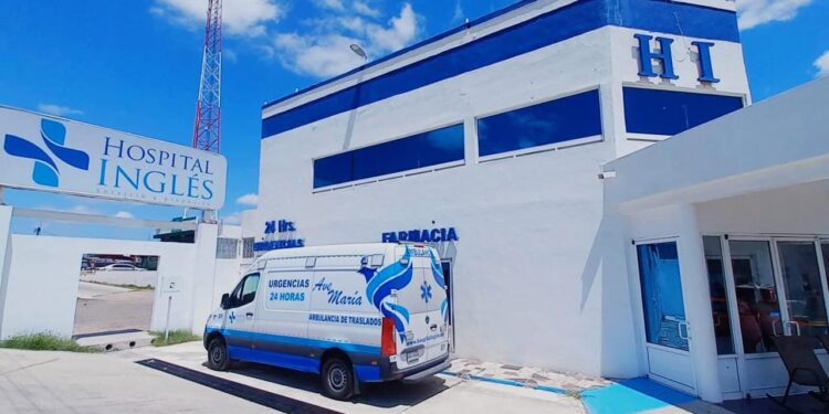 El trabajador fue trasladado en una unidad de Obras Públicas al Hospital Inglés tras sufrir la descarga eléctrica.