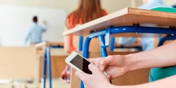 Restringirán uso de celulares en primarias y secundarias desde noviembre.