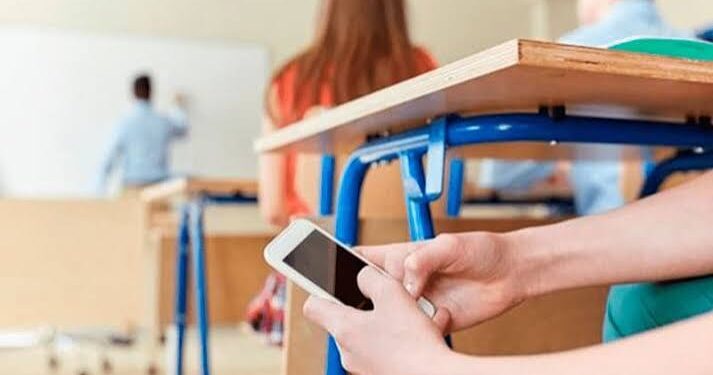 Restringirán uso de celulares en primarias y secundarias desde noviembre.
