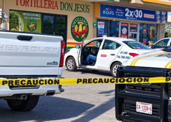 Fallece taxista en estacionamiento de Oxxo de la 24 de Agosto.