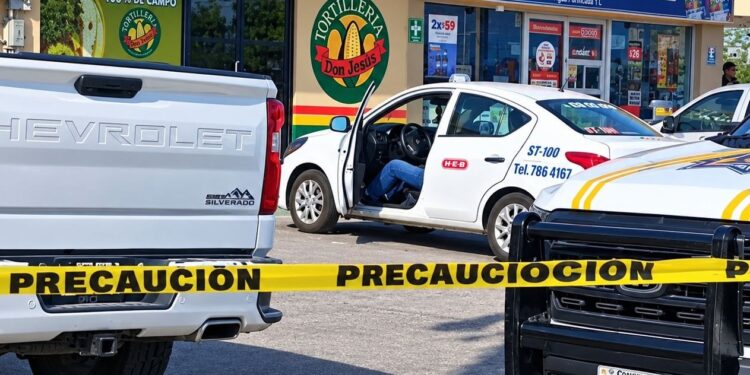 Fallece taxista en estacionamiento de Oxxo de la 24 de Agosto.