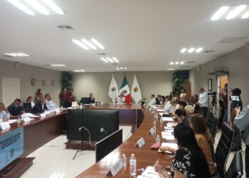 Tras rechazo al orden del día, secretario amenaza con "sanciones" a regidores.