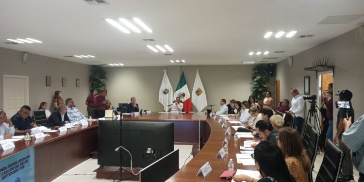 Tras rechazo al orden del día, secretario amenaza con "sanciones" a regidores.