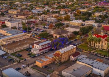 Unidades de agentes federales fueron reportadas durante un operativo en un domicilio de Eagle Pass, Texas.