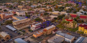 Unidades de agentes federales fueron reportadas durante un operativo en un domicilio de Eagle Pass, Texas.