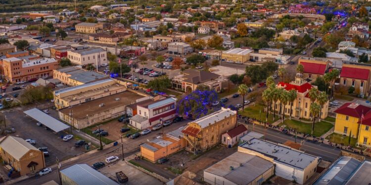 Unidades de agentes federales fueron reportadas durante un operativo en un domicilio de Eagle Pass, Texas.