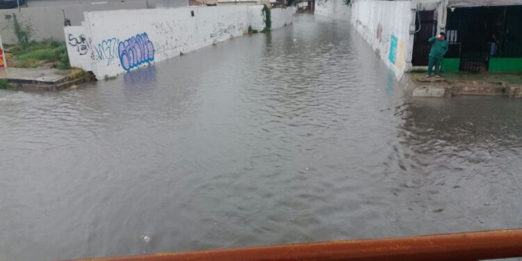 Cierran cruces y vados por acumulación de agua tras lluvias en Piedras Negras.