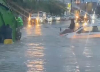 Salvan a automovilista antes de que la corriente arrastre su vehículo en Nuevo León.