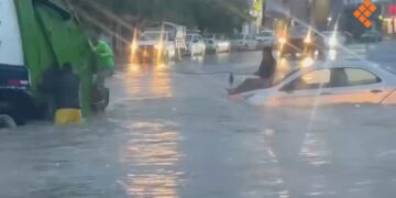 Salvan a automovilista antes de que la corriente arrastre su vehículo en Nuevo León.