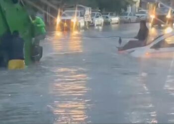 Salvan a automovilista antes de que la corriente arrastre su vehículo en Nuevo León.