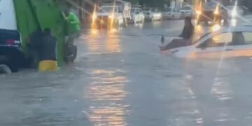 Salvan a automovilista antes de que la corriente arrastre su vehículo en Nuevo León.