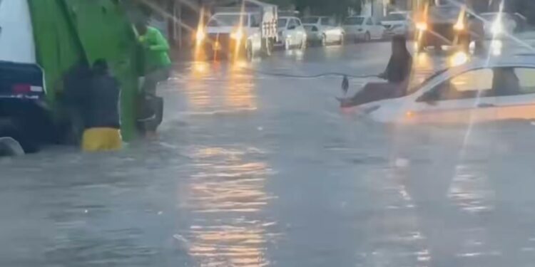 Salvan a automovilista antes de que la corriente arrastre su vehículo en Nuevo León.