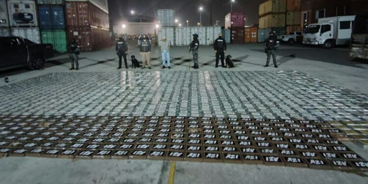 La cocaína estaba distribuida en mil 684 bloques ocultos dentro de maquinaria industrial en un contenedor con destino a México.
