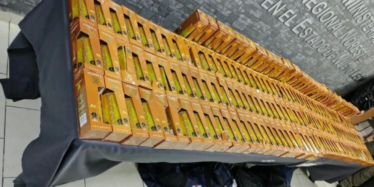 El cargamento fue localizado en el equipaje de un pasajero procedente de Colombia; estaba distribuido en 189 botellas.