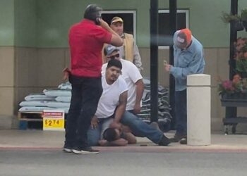 Detenido enfrenta tres cargos por disparo en supermercado de Uvalde.