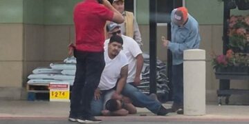 Detenido enfrenta tres cargos por disparo en supermercado de Uvalde.