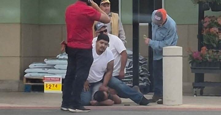 Detenido enfrenta tres cargos por disparo en supermercado de Uvalde.