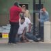 Detenido enfrenta tres cargos por disparo en supermercado de Uvalde.