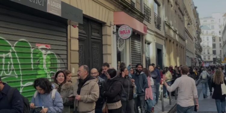 Brasileños acuden desde temprano a las urnas en la segunda vuelta presidencial.