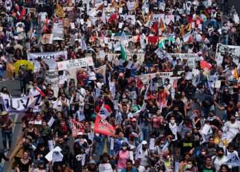 Incidentes y destrozos marcan marcha del 2 de octubre en la capital.