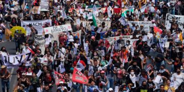 Incidentes y destrozos marcan marcha del 2 de octubre en la capital.