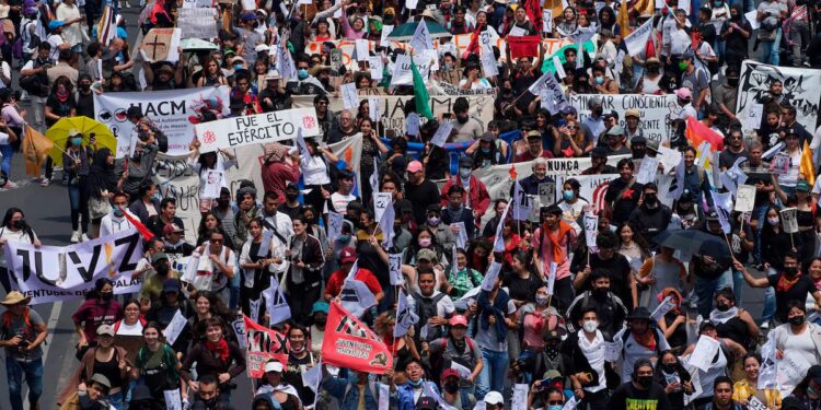 Incidentes y destrozos marcan marcha del 2 de octubre en la capital.