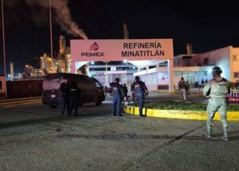 Balean a dos trabajadores en acceso de refinería de Pemex en Veracruz.