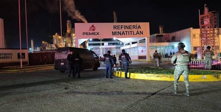 Balean a dos trabajadores en acceso de refinería de Pemex en Veracruz.