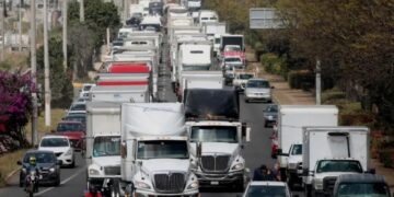 Inseguridad y cambios fiscales motivan paro de transportistas.